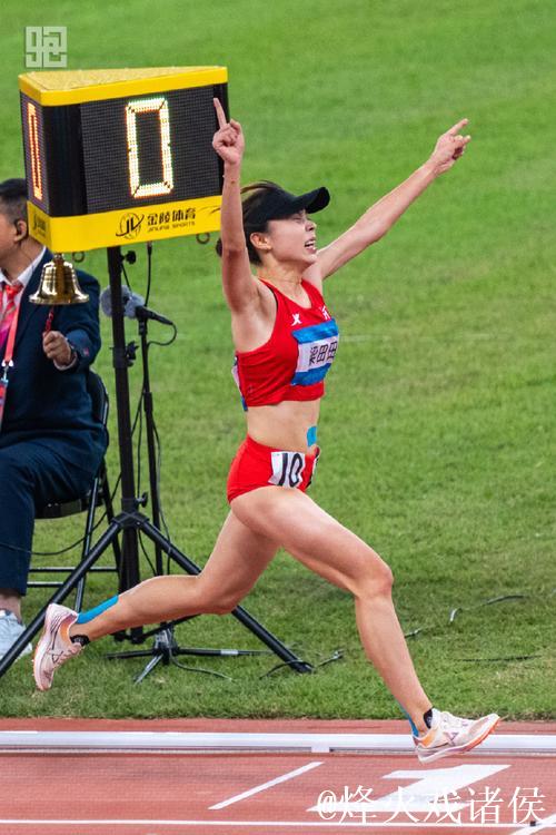 河南选手梁田田在十五运会女子10000米决赛中摘金